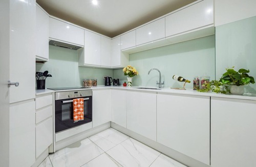 London City Centre Apartment | 3-Bedroom Apartment in London’s Vibrant West End!