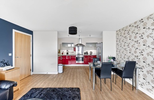 Central Milton Keynes Apartment | 3-Bedroom Apartment @ The Vizion Beautiful Views Communal Garden Free Parking Yoko Property