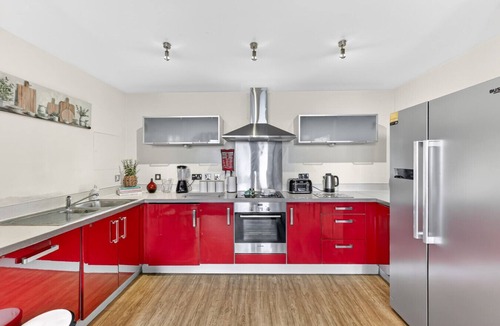 Central Milton Keynes Apartment | 3-Bedroom Apartment @ The Vizion Beautiful Views Communal Garden Free Parking Yoko Property