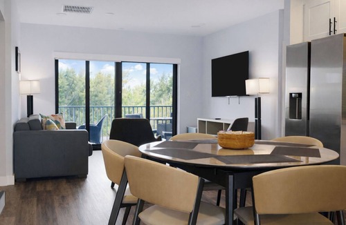 Bahamas Terrace Apartment | 3-Bedroom Apartment King + 2 Queens Full Kitchen & Balcony