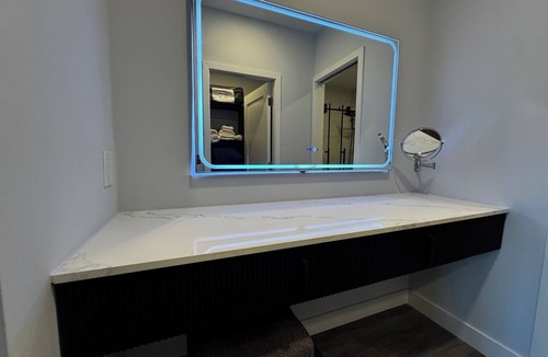 Bahamas Terrace Apartment | 3-Bedroom Apartment King + 2 Queens Full Kitchen & Balcony