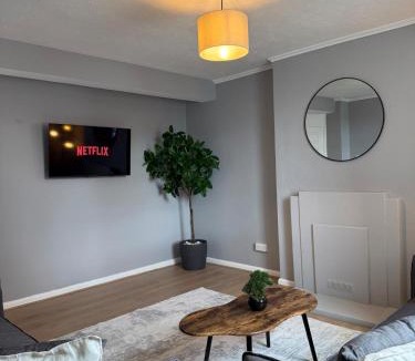 Merton Apartment | 3 Bedroom Apartment with Balcony in London, Free Parking