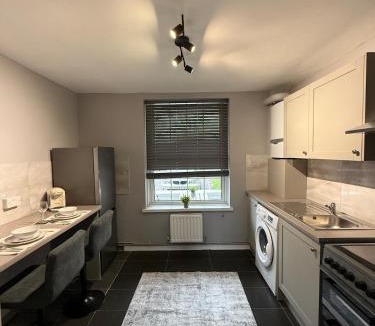 Merton Apartment | 3 Bedroom Apartment with Balcony in London, Free Parking