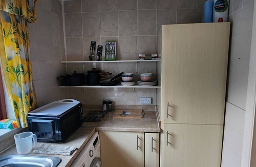 Luton House | 3 Bedroom Bungalow with Parking, Garden, WIFI, Netflix, Sleeps upto 7