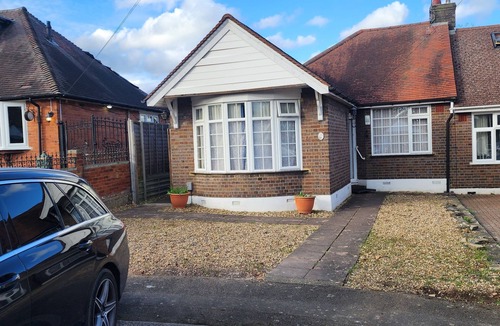 Luton House | 3 Bedroom Bungalow with Parking, Garden, WIFI, Netflix, Sleeps upto 7