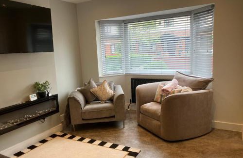 Ormskirk House | 3 Bedroom home, with 4 beds, parking, walk to station & town centre families and business visitors welcome