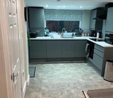 Ormskirk House | 3 Bedroom home, with 4 beds, parking, walk to station & town centre families and business visitors welcome