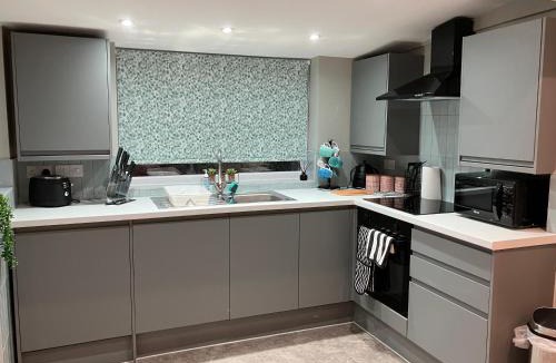 Ormskirk House | 3 Bedroom home, with 4 beds, parking, walk to station & town centre families and business visitors welcome