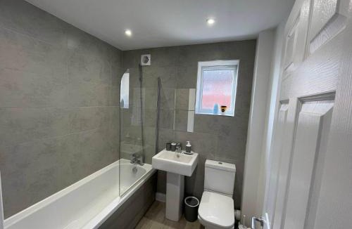 Tunstall House | 3 Bedroom New House with Wi-Fi Sleep 5 By Home Away From Home - A