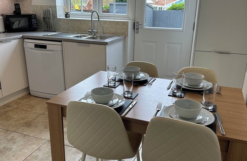 Higham Ferrers House | 3 Bedroom, Sleeps 5/6, drive and car charger, near Rushden Lakes.