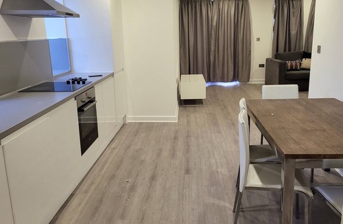 Custom House Apartment | 3 Bedrooms 2 baths Near Excel O2 London City Airport Sleeps up to 7
