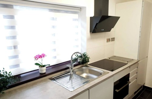 Stoke-on-Trent House | 3 Bedrooms - 3 Bathrooms incl 2 en-suites. Great for Family and Contractors. Long stays available. Alton Towers, Waterworld