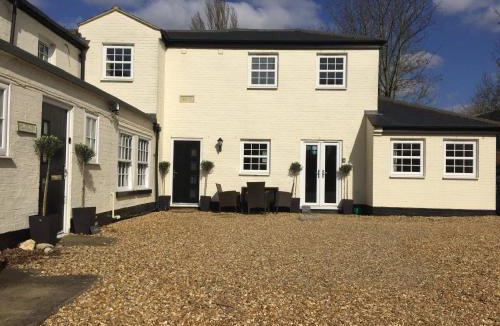St Neots House | 3 BR Ensuite Cottage Private Garden Parking Near St Neots