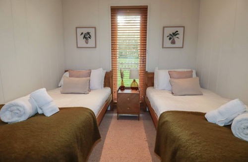 Looe Cabin | 3 Hedgerows, Lanreath Cornwall