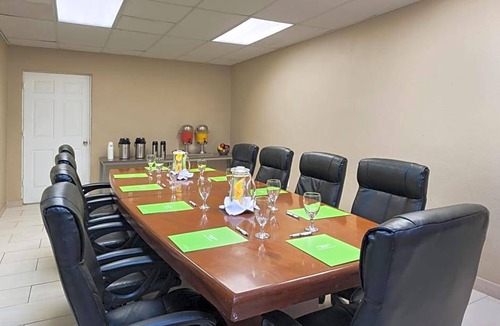 Downtown Nassau Hotel | 3-Star Hotel ∙ Courtyard by Marriott Nassau Downtown/Junkanoo Beach