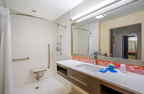 Downtown Nassau Hotel | 3-Star Hotel ∙ Holiday Inn Express & Suites Nassau, an IHG Hotel