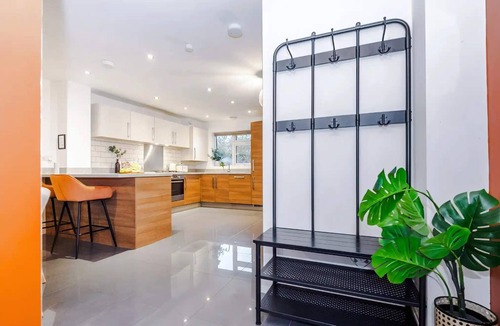 Hanley House | 3BDR Terracotta House | Free Parking and Garden