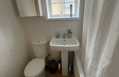 Luton House | 3Bed House, Sleeps 6 near Luton Airport w/Parking