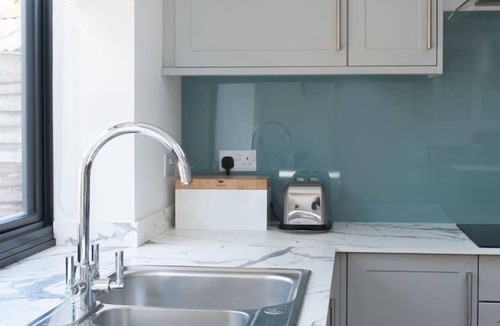 Cambridge House | 3Bed House w/Charming Courtyard Garden & Parking