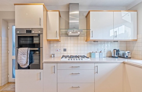 Bromham House | 3bedr| 2.5bath w/driveway Contractors|Families