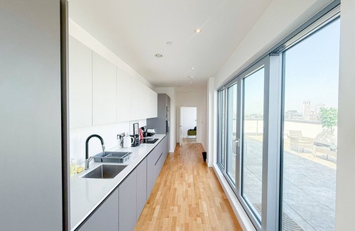 St. Mary's Park Apartment | 3BR Battersea Penthouse + Parking, Lift, 3 Balcony