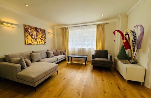 Sunninghill House | 3BR House with 3 Baths with Free Parking in Ascot