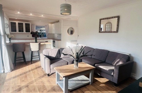 Whitstable House | 4 Bed Bungalow with hot tub , parking for 4 cars, large garden. Dog friendly.