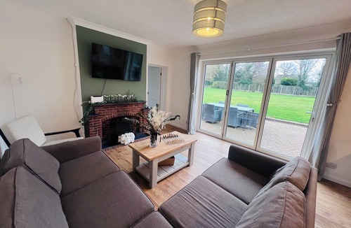 Whitstable House | 4 Bed Bungalow with hot tub , parking for 4 cars, large garden. Dog friendly.