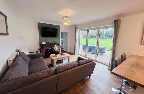 Whitstable House | 4 Bed Bungalow with hot tub , parking for 4 cars, large garden. Dog friendly.