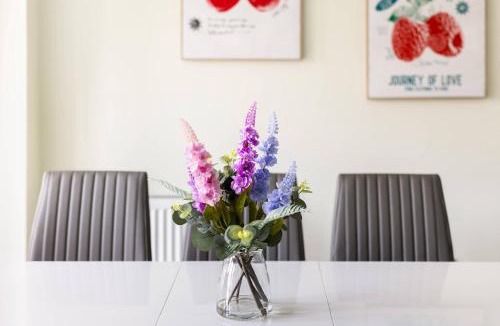 Warwick House | 4 Bed Business Stay in Warwick Office & Garden