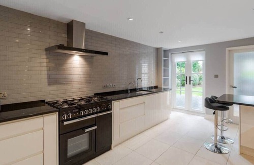 Old Windsor House | 4 Bed Family Home In Windsor - By Tempstay