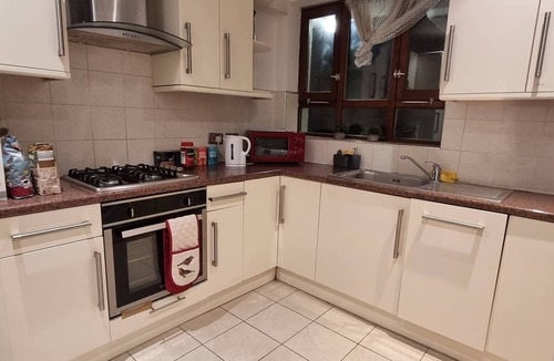 Kings Cross St. Pancras Apartment | 4 Bed Flat - Sleeps 12 - Pets - Wifi