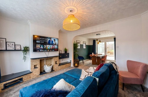 Headington House | 4-Bed Headington Home · Sleeps 8 with Parking · Walk to JR Hospital