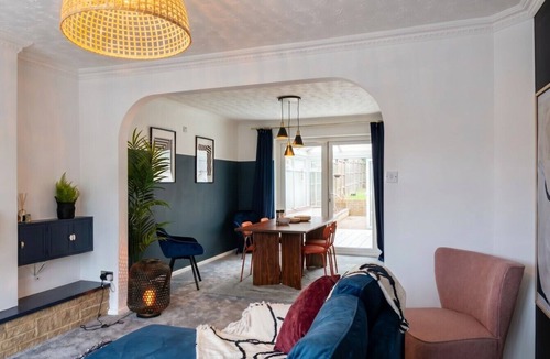 Headington House | 4-Bed Headington Home · Sleeps 8 with Parking · Walk to JR Hospital