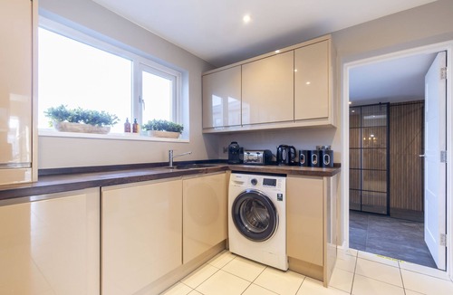 Gloucester House | 4-Bed Home with Hot Tub near Gloucester City