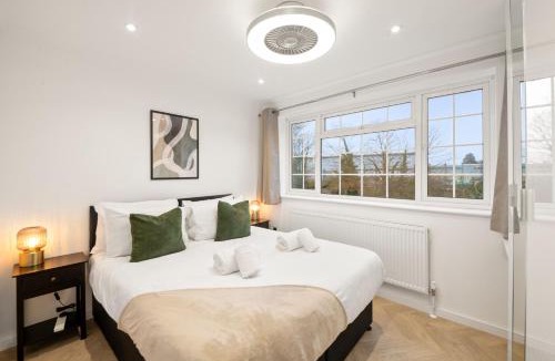Bray on Thames House | 4 Bed House in Maidenhead, by ARP Homes, Driveway & Big Private Patio, Perfect Location for Business and Family Stays