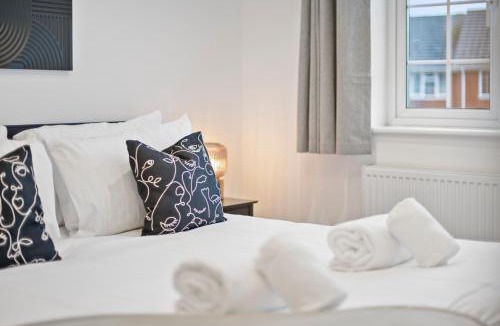 Bray on Thames House | 4 Bed House in Maidenhead, by ARP Homes, Driveway & Big Private Patio, Perfect Location for Business and Family Stays