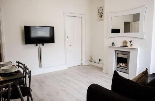 Burslem House | 4 Bed House Sleeps 9 Free Parking
