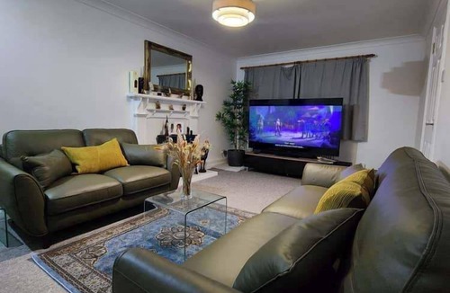Buckingham House | 4 Bed House - Sleeps 8 - Parking - Garden - Wifi