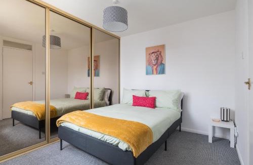 Milton Keynes House | 4 Bed House with Free Parking for 4 vehicles or 2 large vans - Ensuite & Family bathroom with additional WC - Large Rear Garden - Ideal for Families - Relocators - Contractors!
