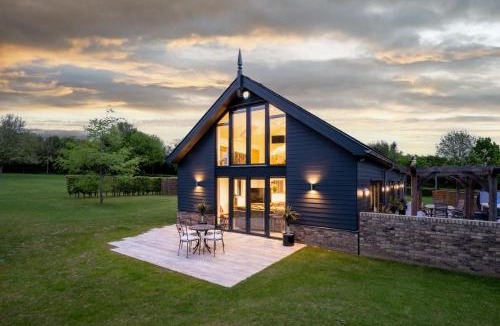 Haverhill House | 4 Bed in Steeple Bumpstead oc-hatch