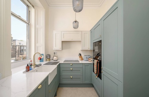 Duddingston Apartment | 4-Bed Period Home Sleeps 8, Portobello Edinburgh | Walk to Beach | Parking