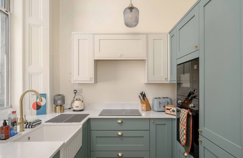 Duddingston Apartment | 4-Bed Period Home Sleeps 8, Portobello Edinburgh | Walk to Beach | Parking