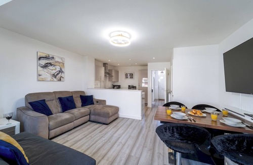 Bicester House | 4 Bed Town House, 10 min walk to Bicester Village - Pass the Keys