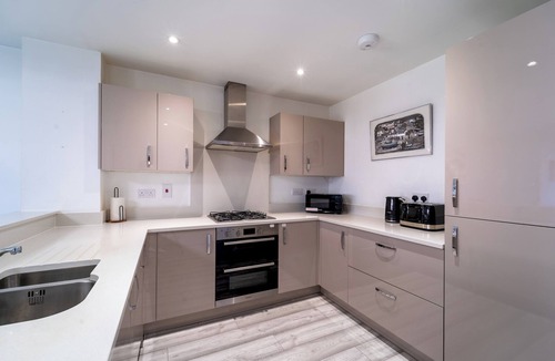 Bicester House | 4 Bed Town House, 10 min walk to Bicester Village - Pass the Keys