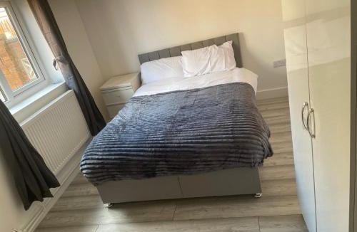 Crewe House | 4 Bedroom 4 bathroom Habour place in Crewe by M&R Serviced Home, Perfect for Contractors & Business, FREE Off road Parking- Sleeps 8