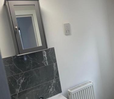 Crewe House | 4 Bedroom 4 bathroom Habour place in Crewe by M&R Serviced Home, Perfect for Contractors & Business, FREE Off road Parking- Sleeps 8