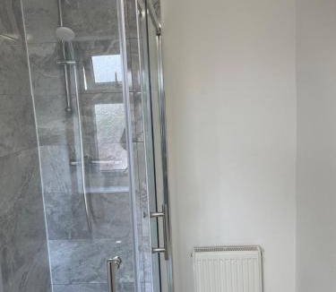 Crewe House | 4 Bedroom 4 bathroom Habour place in Crewe by M&R Serviced Home, Perfect for Contractors & Business, FREE Off road Parking- Sleeps 8