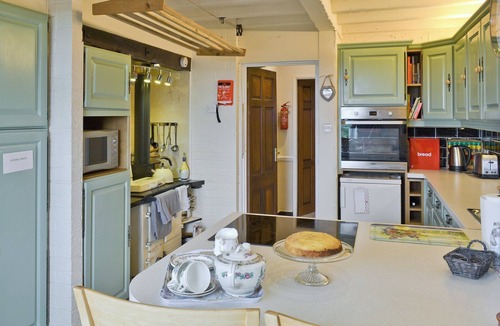 Sutton-in-Ashfield Cottage | 4 bedroom accommodation in Huthwaite, near Sutton-in-Ashfield