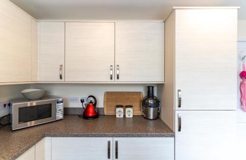 Newcastle-Under-Lyme House | 4 Bedroom Detached, Wi-Fi, Parking, stunning views
